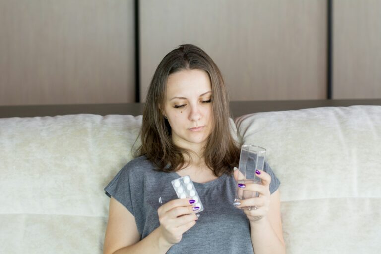 kobieta trzyma blister tabletek